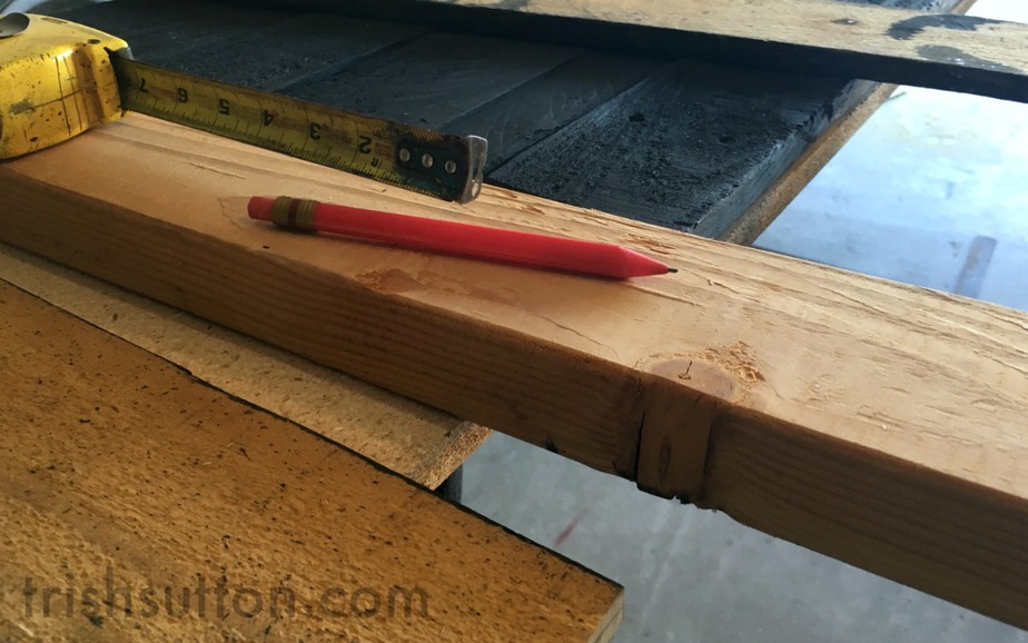 DIY Wood Pallet Floating Bar: makeover of an incomplete room aka 'the kitchenette'. How to build an Upcycled Wood Pallet Bar & Shelf with Epoxy Resin Top.